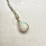 Kristallopal-Anhänger in Tropfenform mit Kette, Silber