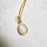 Vergoldeter Anhänger mit Kristallopal – Tropfenform, 925 Silber & verstellbare Kette