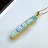 Opalstücke auf Platte, mit/ohne Kette, Gold