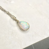 Kristallopal-Anhänger in Tropfenform mit Kette, Silber