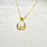 Vergoldeter Anhänger mit Kristallopal – Tropfenform, 925 Silber & verstellbare Kette