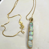 Opalstücke auf Platte, mit/ohne Kette, Gold