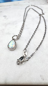 Kristallopal-Anhänger in Tropfenform mit Kette, Silber