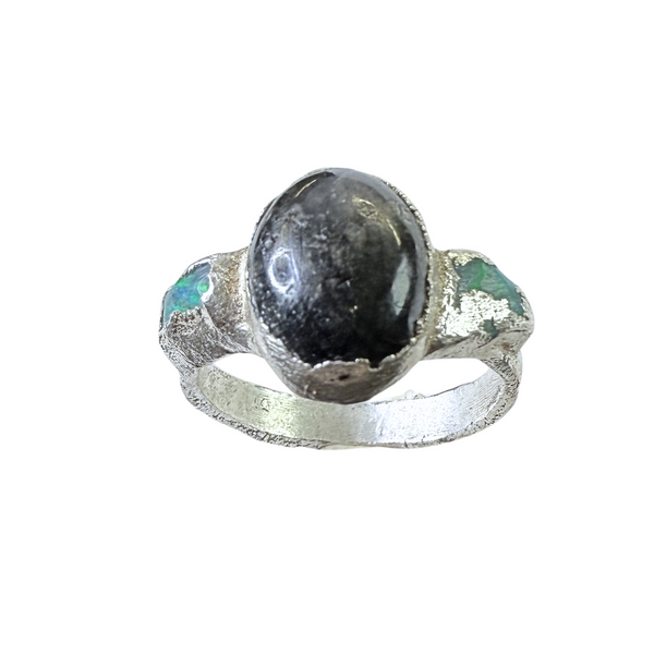 Ring Saphir und 2 Opalen, Silber, Größe 59