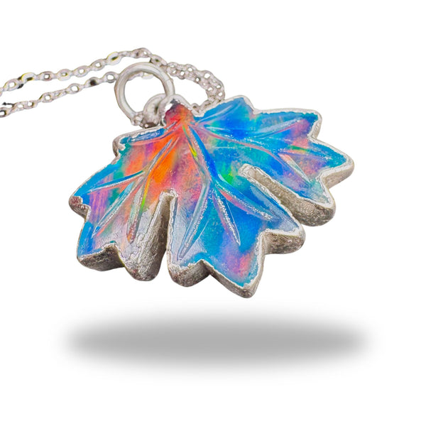 Aurora Opal Anhänger,geschnitztes Ahornblatt, Silber999