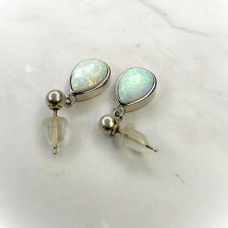 Stecker Ohrringe mit weißen Kristall Opal Tropfen, echt Silber925