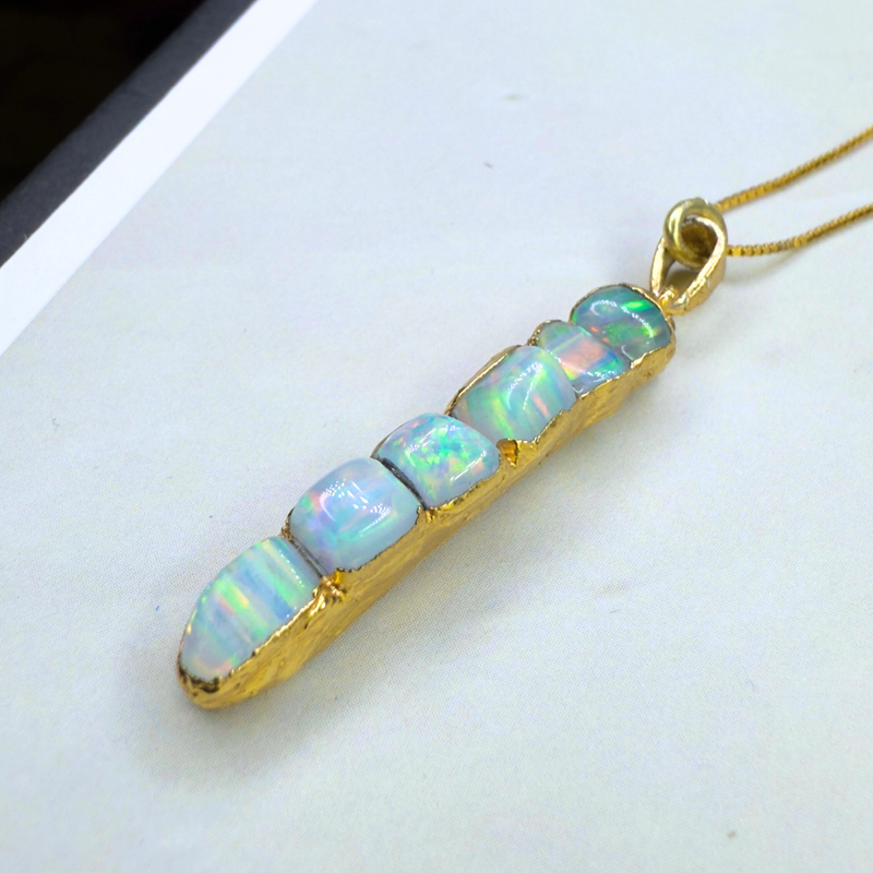 Opalstücke auf Platte, mit/ohne Kette, Gold