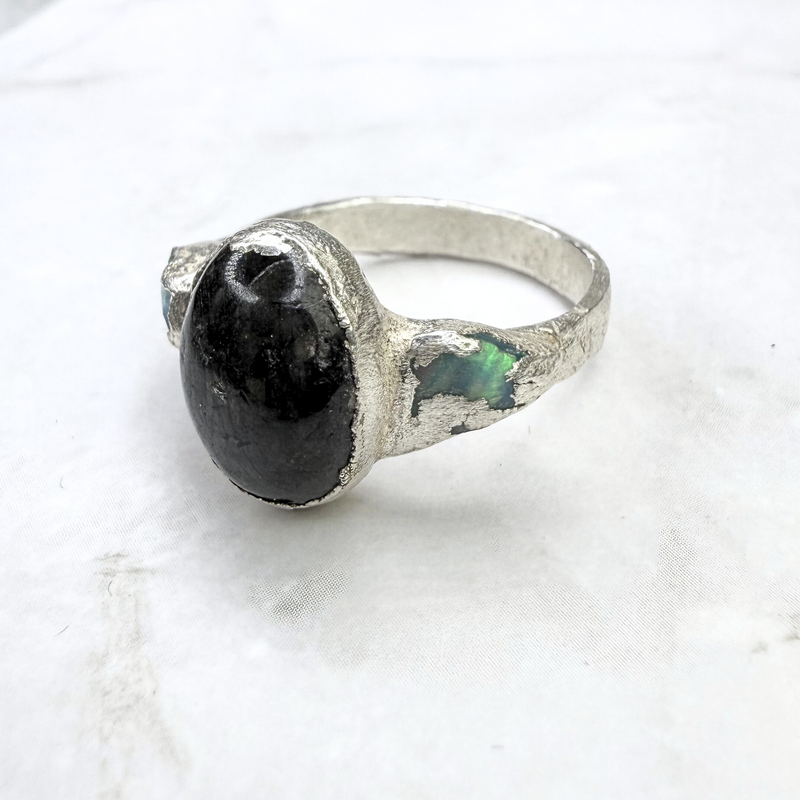 Ring Saphir und 2 Opalen, Silber, Größe 59