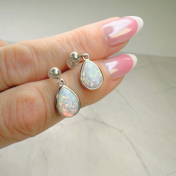 Stecker Ohrringe mit weißen Kristall Opal Tropfen, echt Silber925