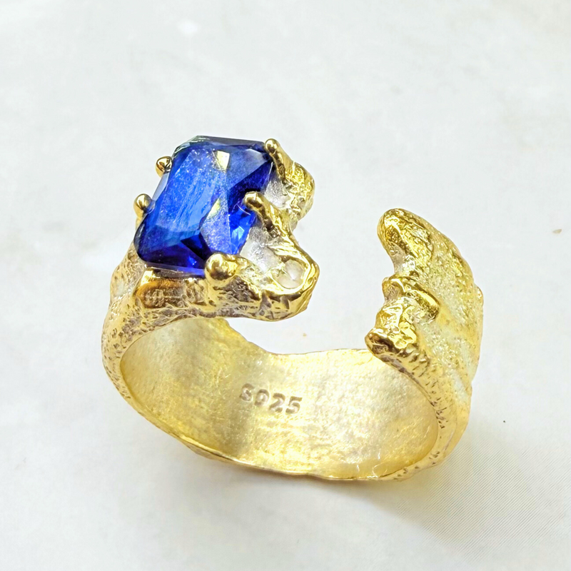 Breiter Ring mit blauen Zirkonia, Silber durchscheinend - leicht 24k vergoldet, verstellbar