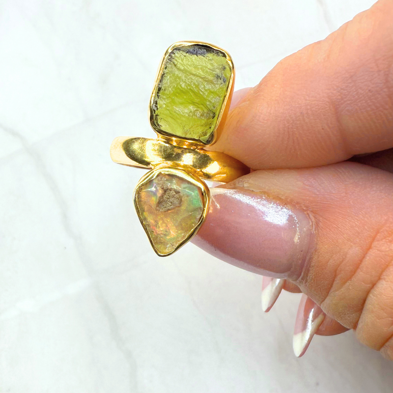 Ring Moldavit - australischer Opal, Gold plattiert, verstellbar