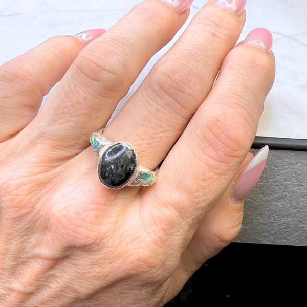 Ring Saphir und 2 Opalen, Silber, Größe 59