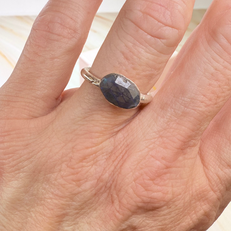 Ring dunkler Opal, Silber, Größe 51