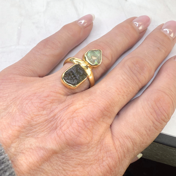 Ring Moldavit - australischer Opal, Gold plattiert, verstellbar