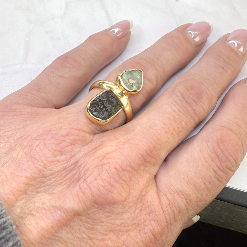 Ring Moldavit - australischer Opal, Gold plattiert, verstellbar
