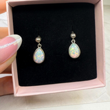 Stecker Ohrringe mit weißen Kristall Opal Tropfen, echt Silber925