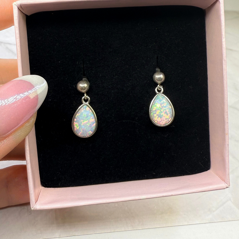 Stecker Ohrringe mit weißen Kristall Opal Tropfen, echt Silber925