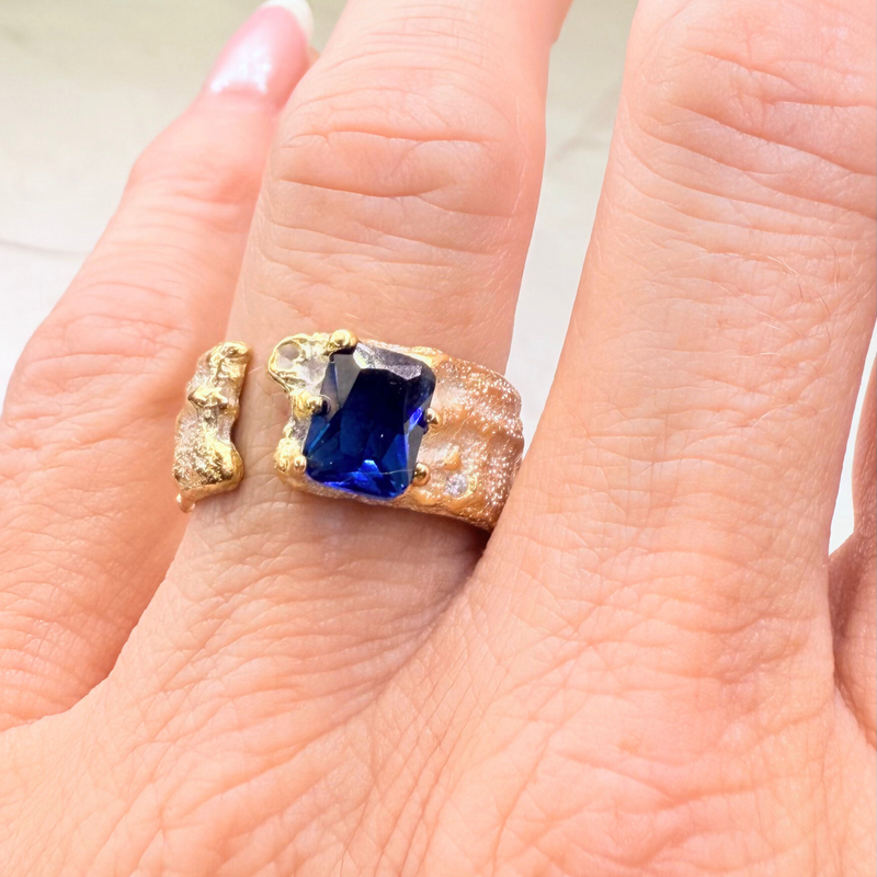 Breiter Ring mit blauen Zirkonia, Silber durchscheinend - leicht 24k vergoldet, verstellbar