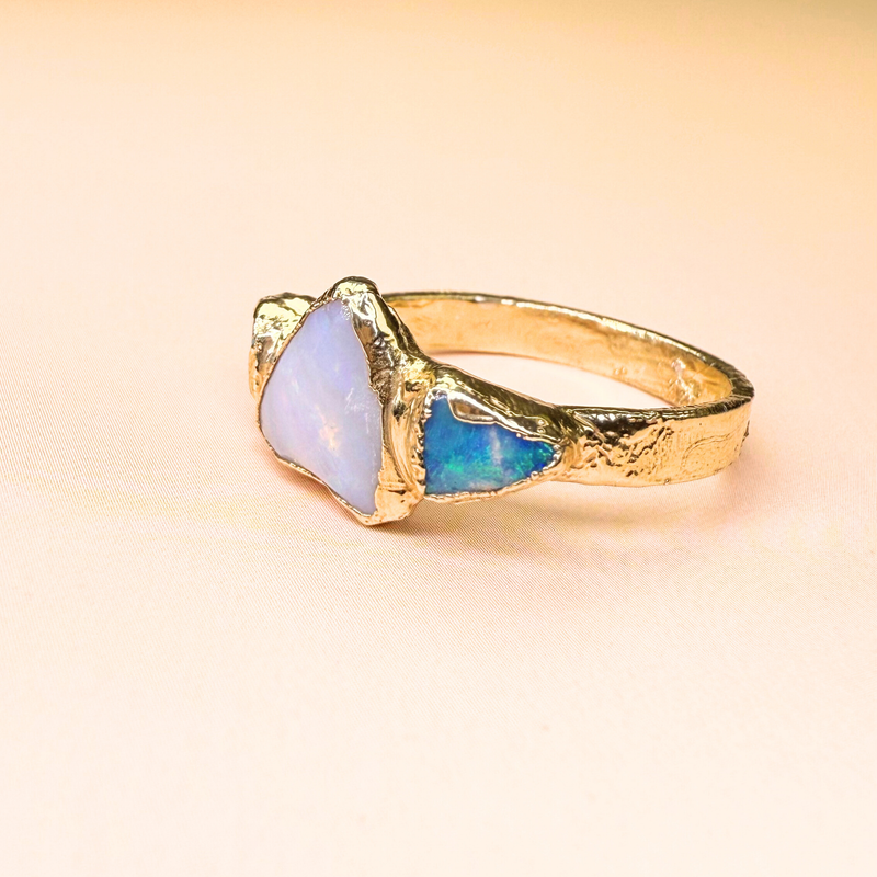Ring mit 3 australischen Opalen, Gold, Größe 60