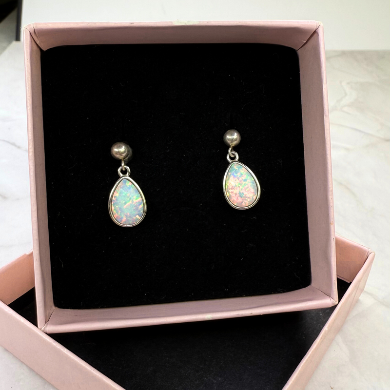 Stecker Ohrringe mit weißen Kristall Opal Tropfen, echt Silber925