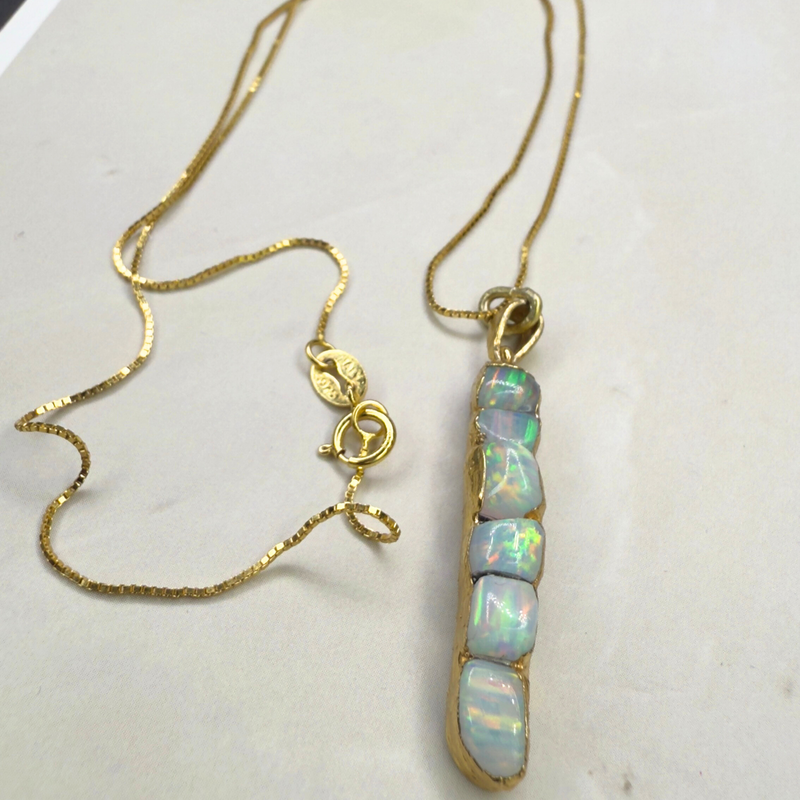 Opalstücke auf Platte, mit/ohne Kette, Gold