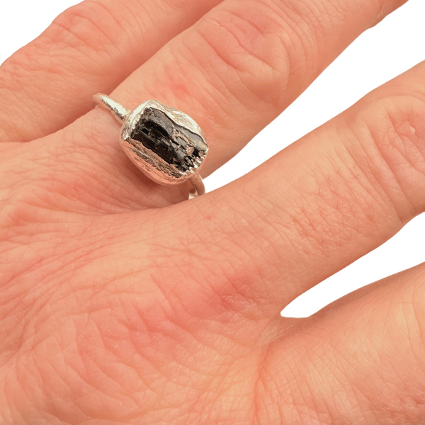 Ring roher schwarzer Turmalin (Schörl), Silber, Größe 55