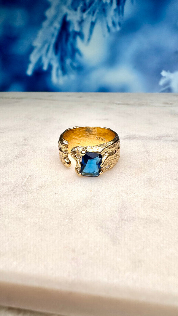 Breiter Ring mit blauem Zirkonia, Gold plattiert, verstellbar