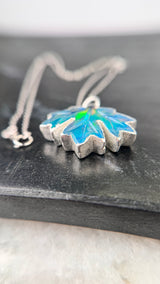 Aurora Opal Anhänger,geschnitztes Ahornblatt, Silber999