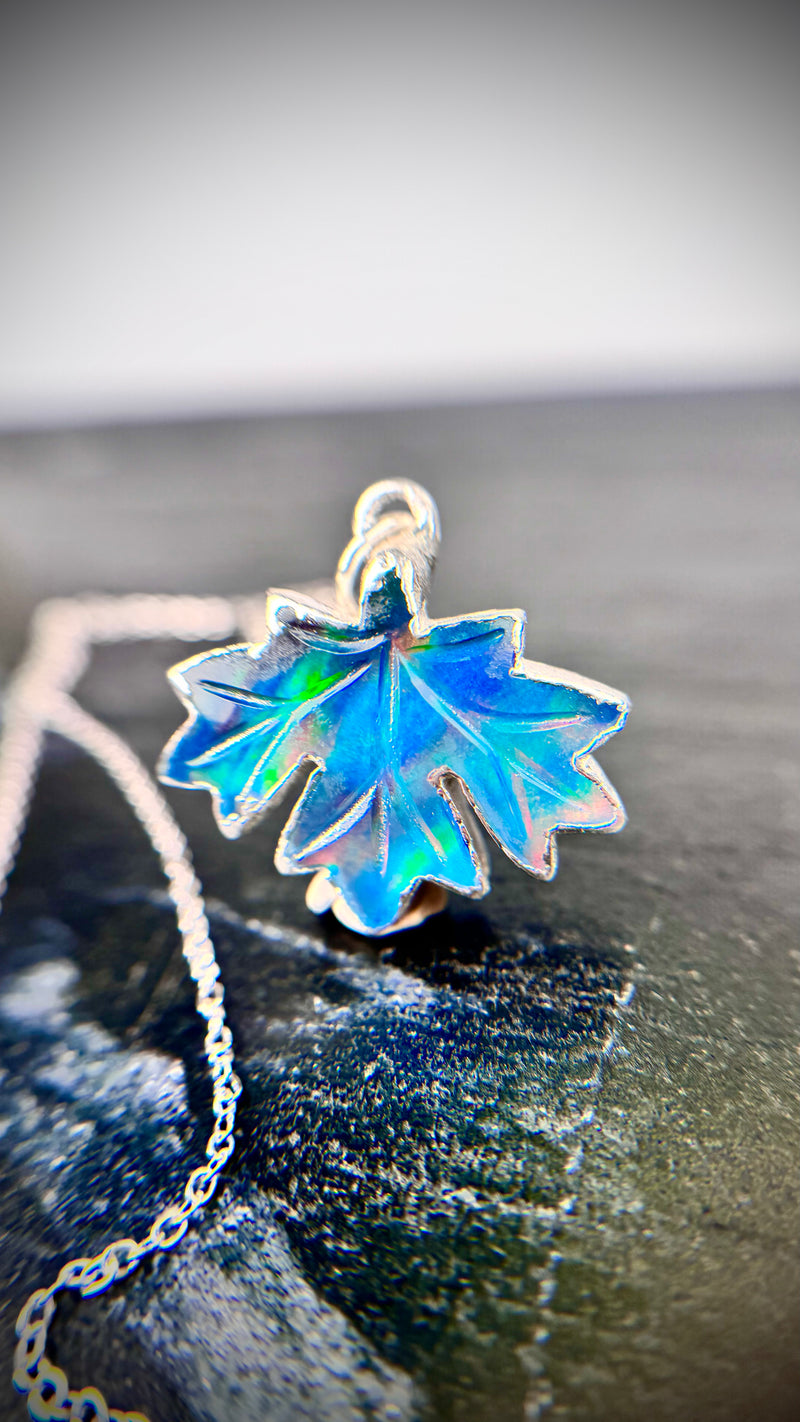 Aurora Opal Anhänger,geschnitztes Ahornblatt, Silber999