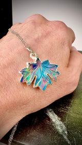 Aurora Opal Anhänger,geschnitztes Ahornblatt, Silber999
