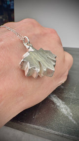 Aurora Opal Anhänger,geschnitztes Ahornblatt, Silber999
