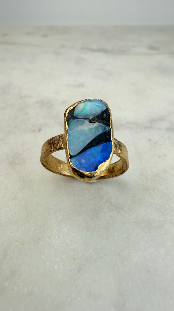 Ring australischer Opal auf Mutterboden, Gold plattiert, Größe 54