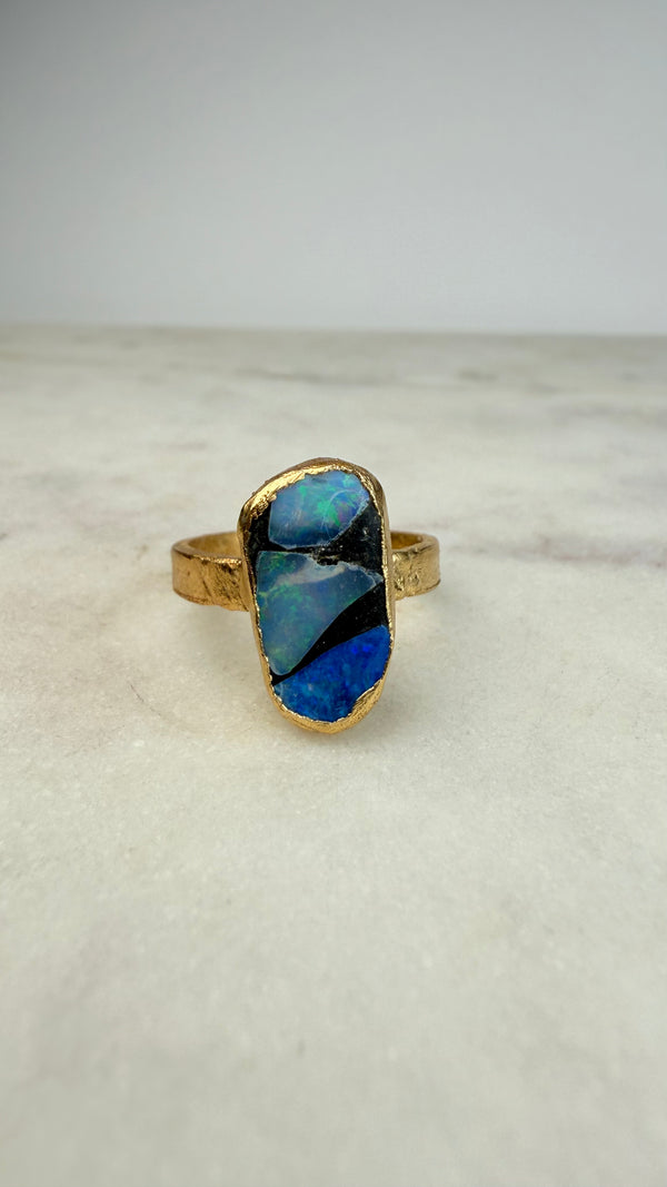 Ring australischer Opal auf Mutterboden, Gold plattiert, Größe 54