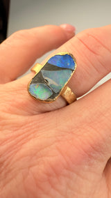 Ring australischer Opal auf Mutterboden, Gold plattiert, Größe 54