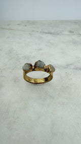 Ring mit 3 roh Mondsteinen, Gold plattiert, Größe 54