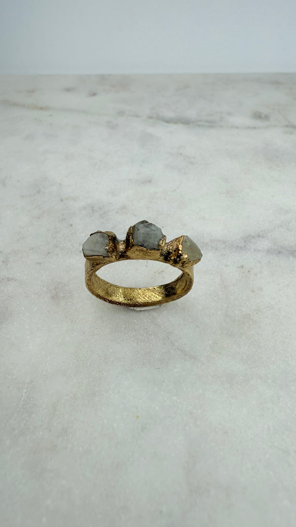 Ring mit 3 roh Mondsteinen, Gold plattiert, Größe 54