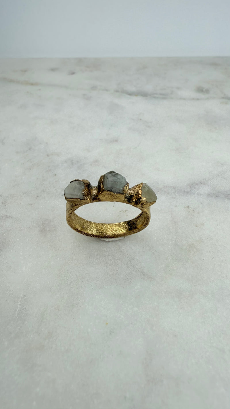 Ring mit 3 roh Mondsteinen, Gold plattiert, Größe 54