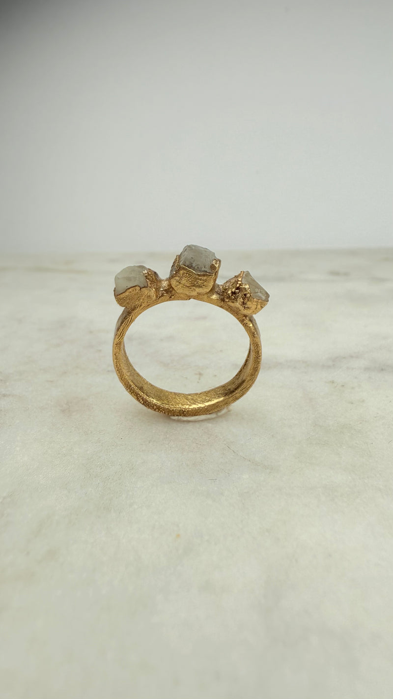 Ring mit 3 roh Mondsteinen, Gold plattiert, Größe 54