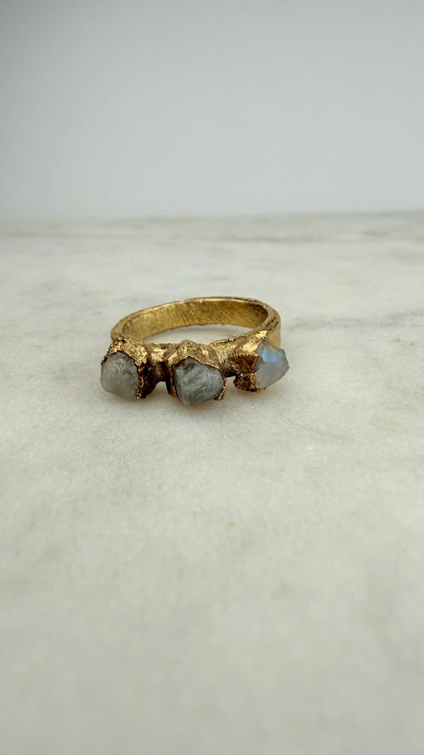Ring mit 3 roh Mondsteinen, Gold plattiert, Größe 54