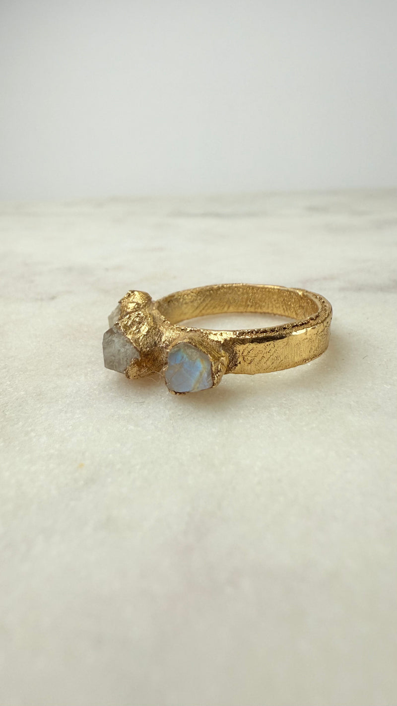 Ring mit 3 roh Mondsteinen, Gold plattiert, Größe 54
