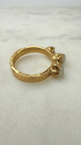 Ring mit 3 roh Mondsteinen, Gold plattiert, Größe 54