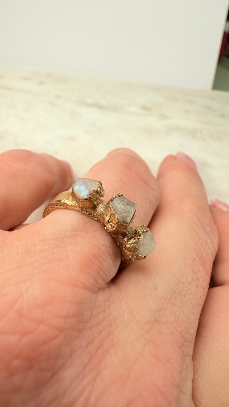 Ring mit 3 roh Mondsteinen, Gold plattiert, Größe 54