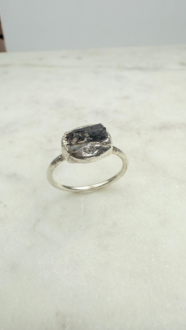 Ring roher schwarzer Turmalin (Schörl), Silber, Größe 55