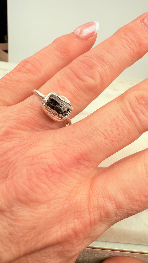Ring roher schwarzer Turmalin (Schörl), Silber, Größe 55