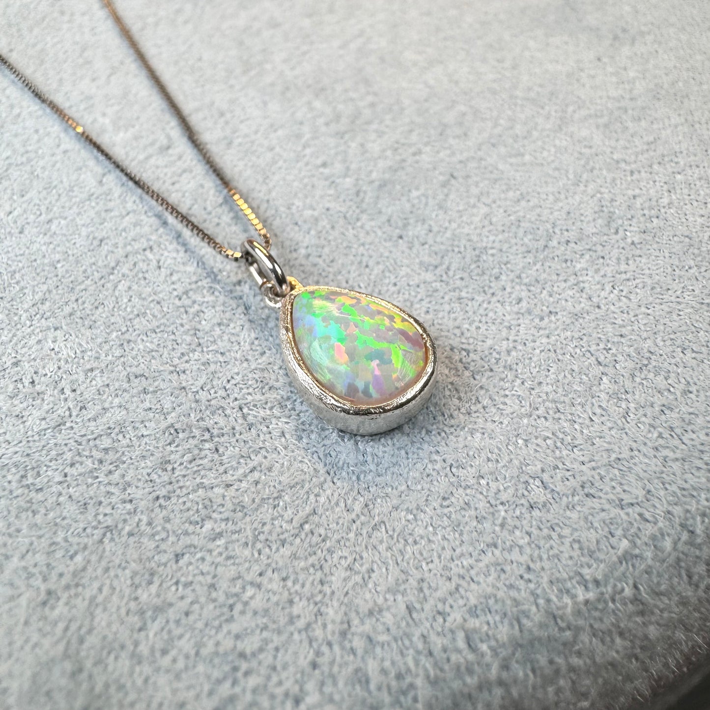 Kristall Opal Anhänger in Tropfenform, mit Kette, Silber925