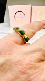 Ring mit 3 roh Smaragden, Gold plattiert, Größe 49