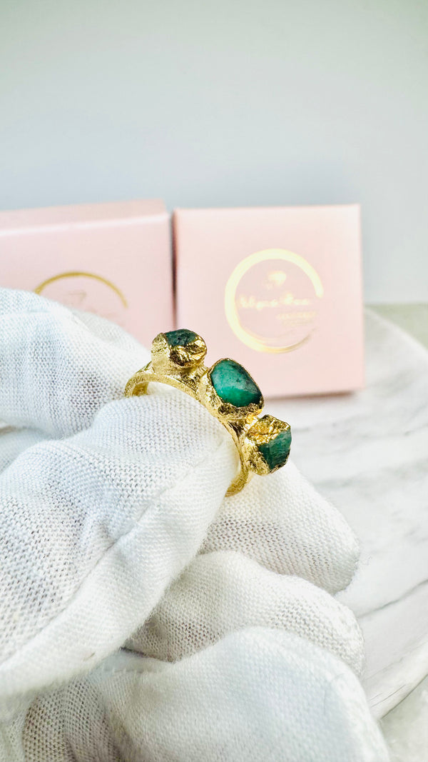 Ring mit 3 roh Smaragden, Gold plattiert, Größe 49