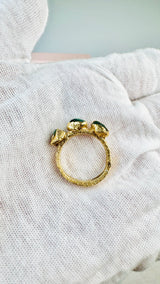 Ring mit 3 roh Smaragden, Gold plattiert, Größe 49