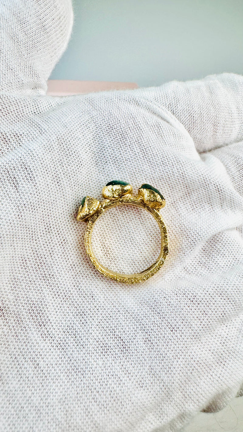 Ring mit 3 roh Smaragden, Gold plattiert, Größe 49